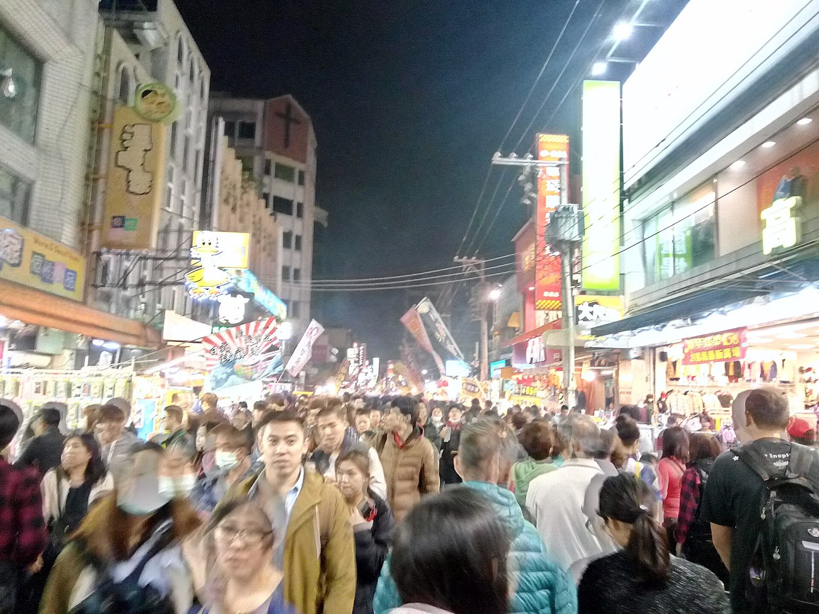 夜晚擠滿人潮的嘉義文化路夜市