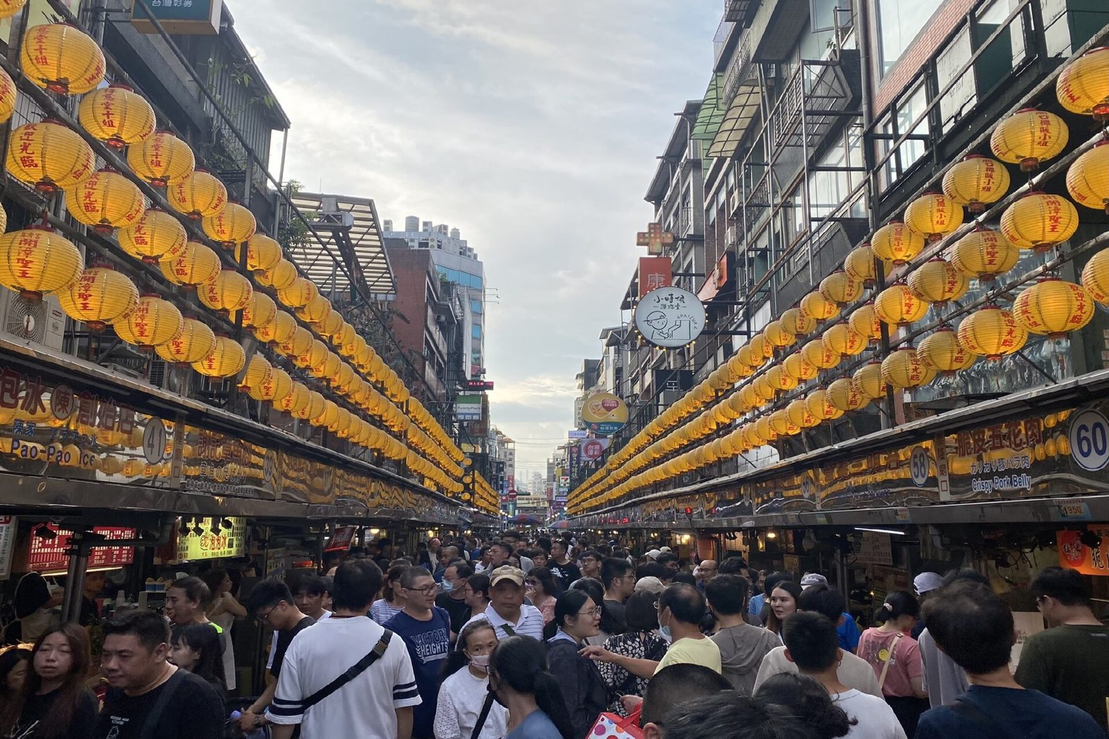 基隆廟口夜市主街上方的黃色燈籠和人潮